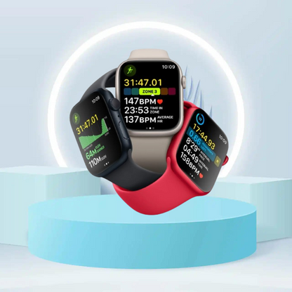 ساعة Apple Watch Series 8 مقاس 45 مم GPS + Cellular هيكل من الفولاذ المقاوم للصدأ باللون الذهبي مع حزام Starlight الرياضي